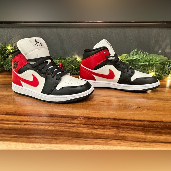Women\'s Air Jordan 1 Mid (NWOT)